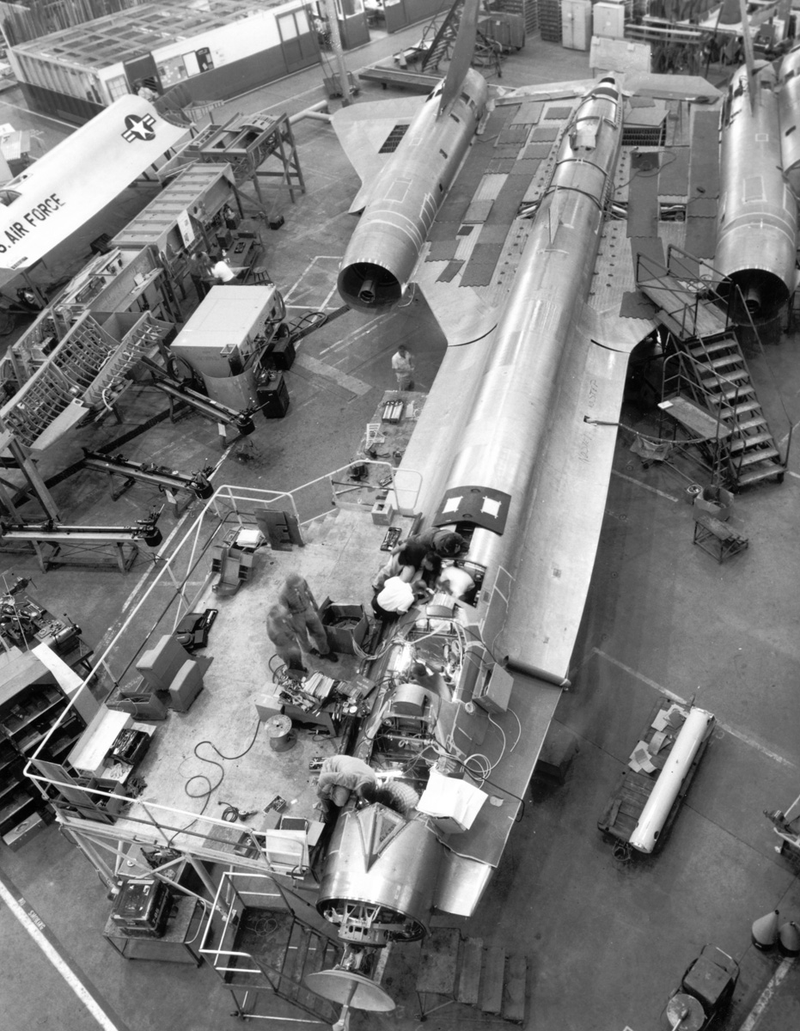 Illustration for article titled Rare photos of the SR-71 Blackbird show its amazing history